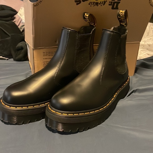 Selling black leather platform Chelsea boots - Picture 2 of 7